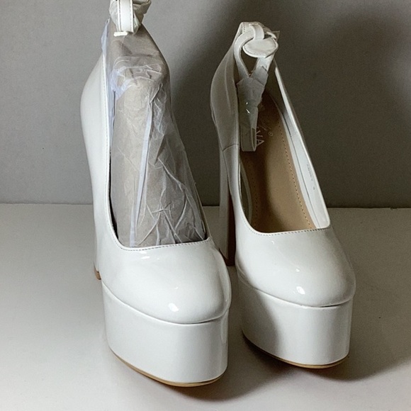 Lady Godiva Abbey Women's Platform Pump - Picture 9 of 13